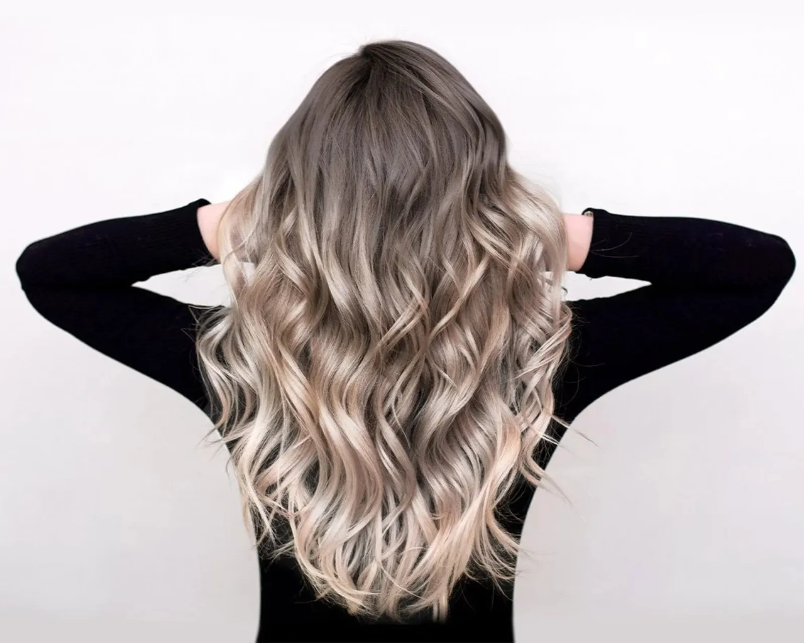 Blonde hair balayage with soft waves by The Savvy Stylist hair stylist in Gilbert